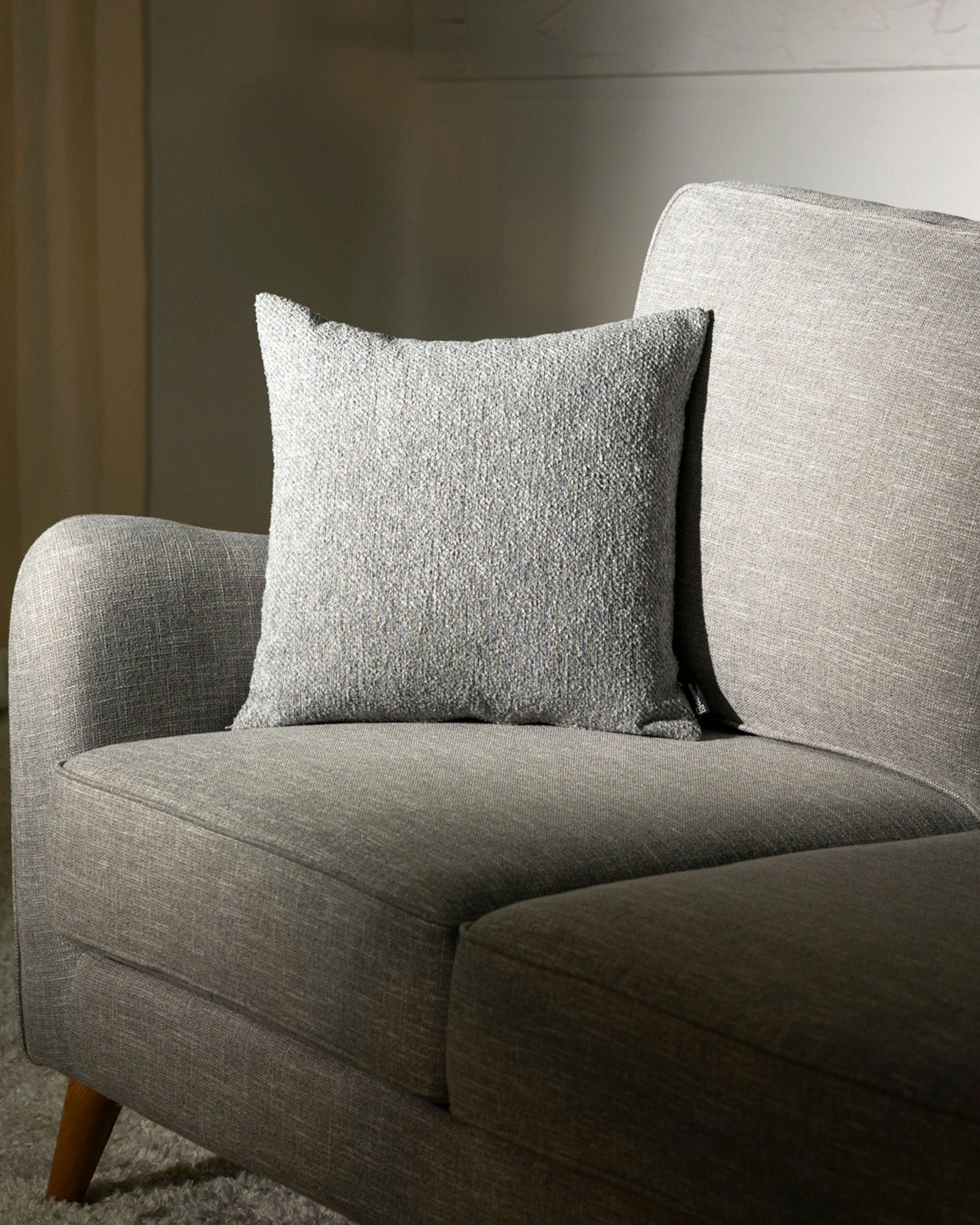 Housse de coussin Kinga couleur gris tissu tresse (hover)