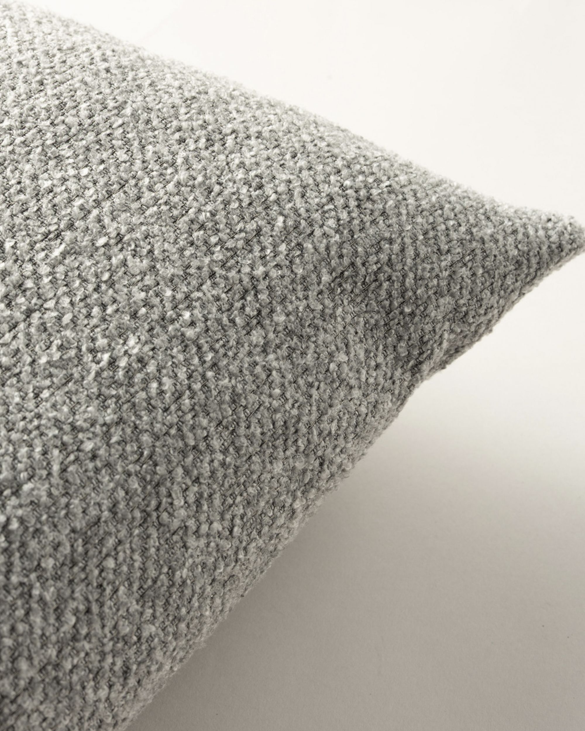 Housse de coussin Kinga couleur gris tissu tresse (hover)