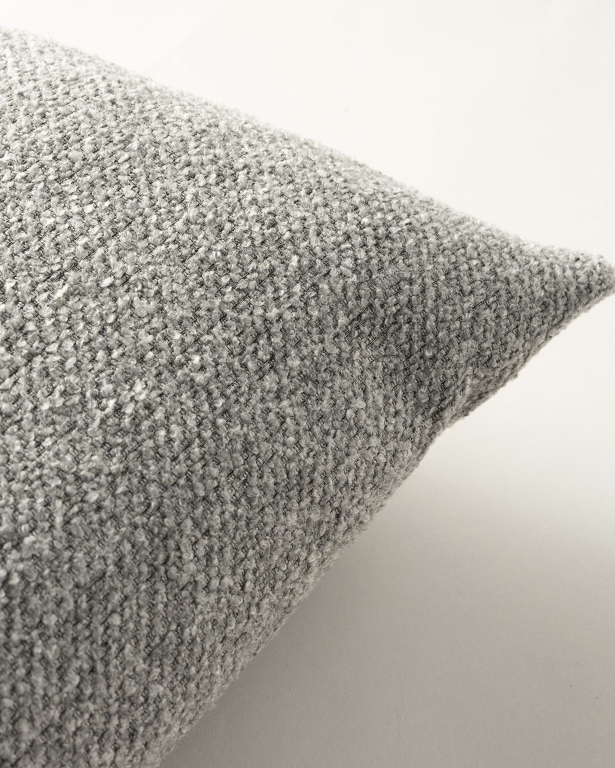 Housse de coussin rectangulaire Kinga couleur gris tissu tresse