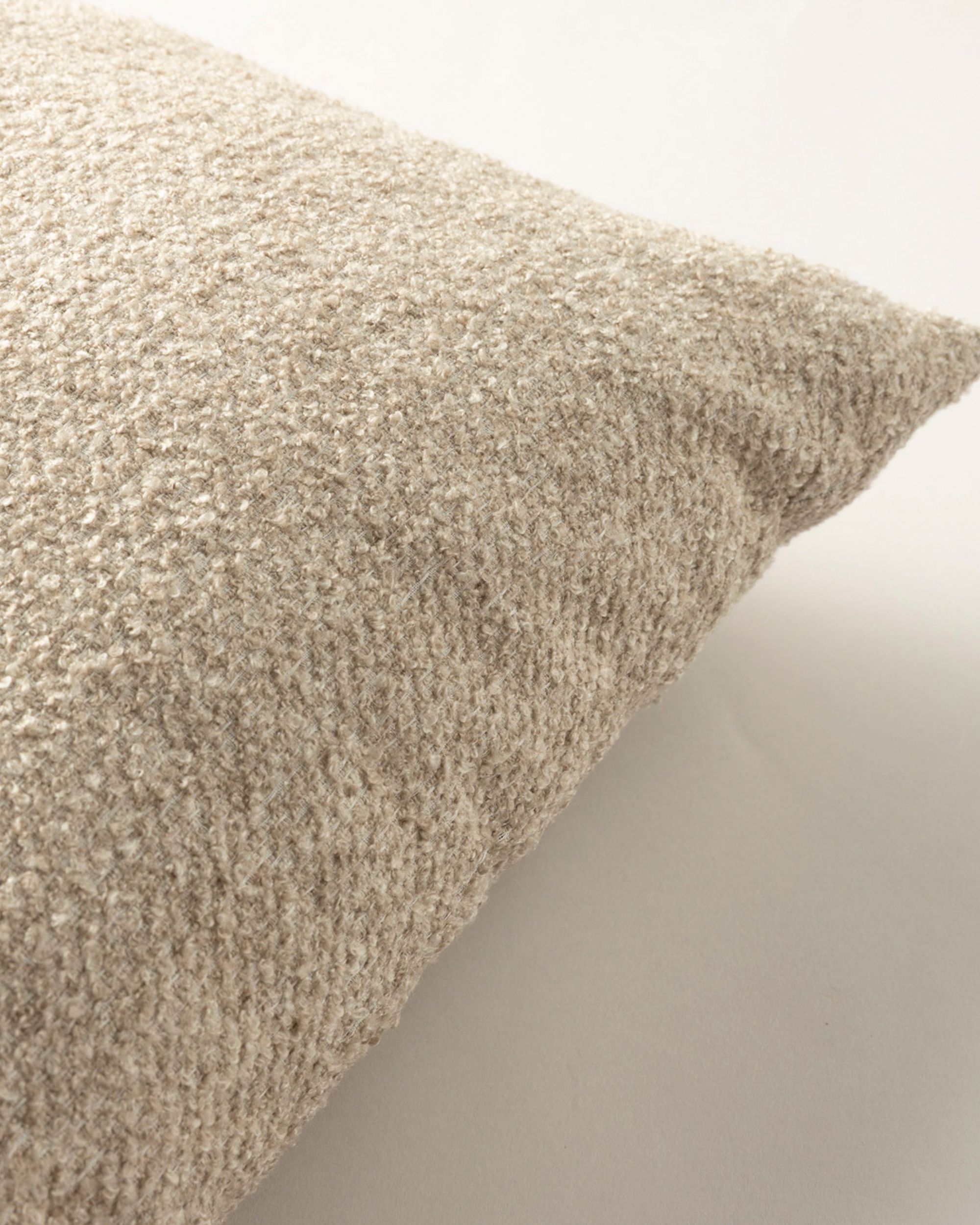 Housse de coussin rectangulaire Kinga couleur beige tissu tresse (hover)