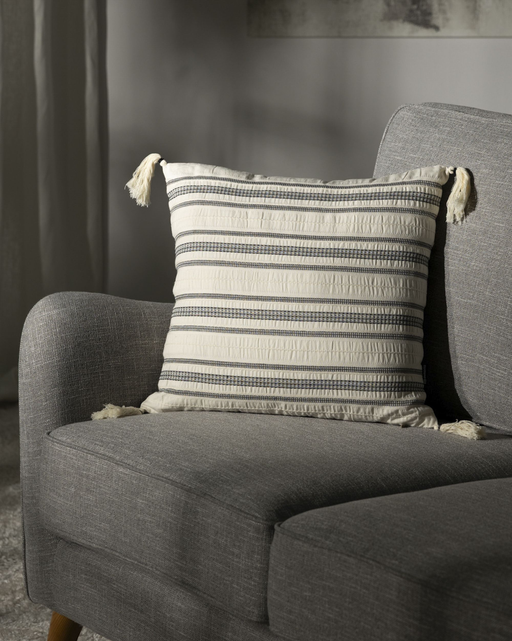 Linea Graphite Housse de coussin à pompons 45x45 cm (hover)