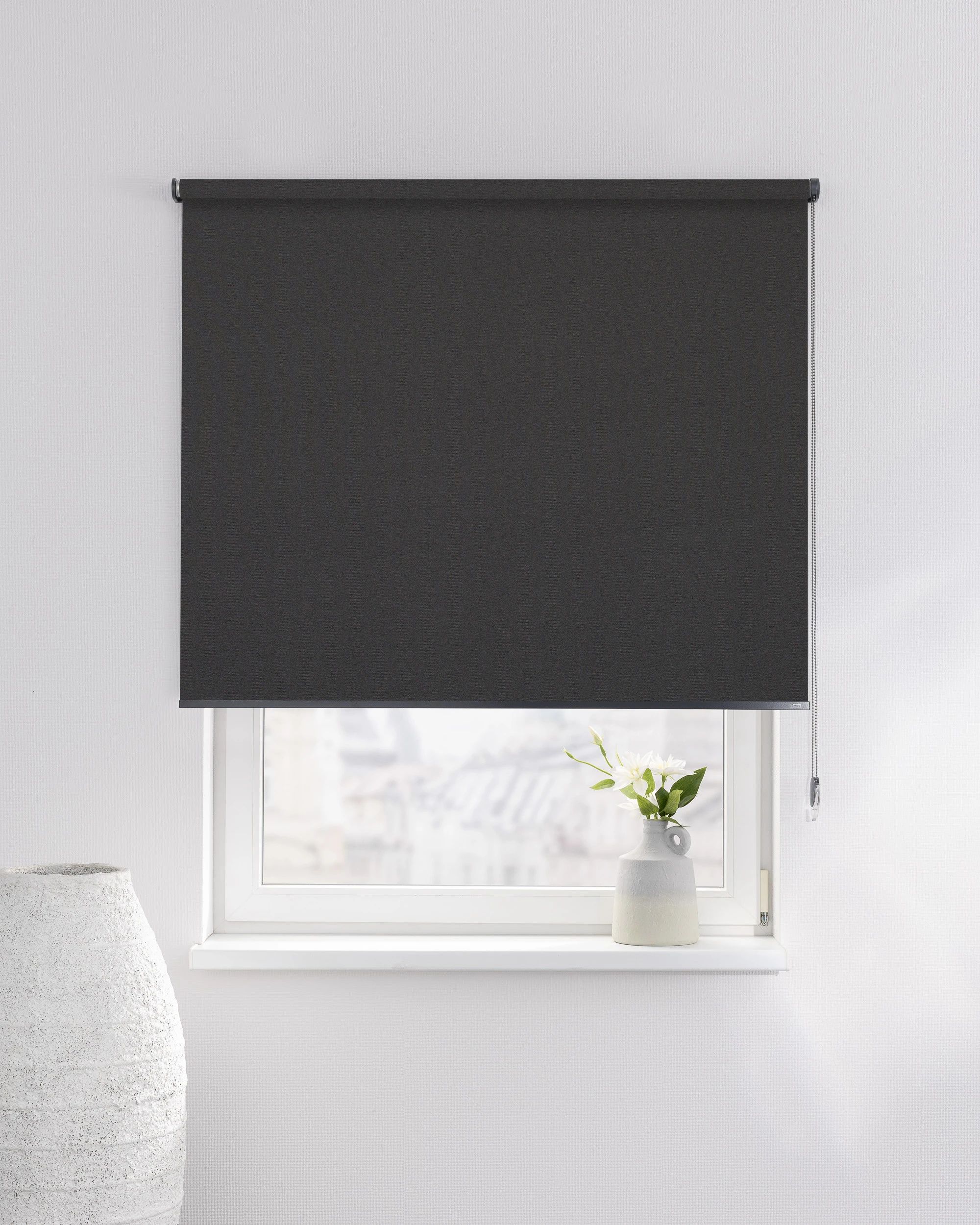 Store enrouleur Classic couleur noir tissu black-out (hover)