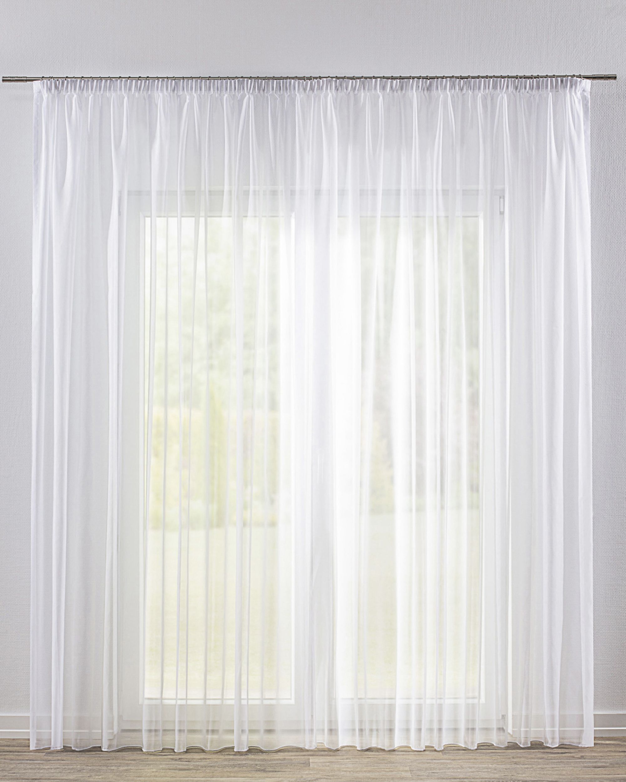 Rideaux en voile sur le ruban fronceur couleur blanc tissu semi-transparent, tresse