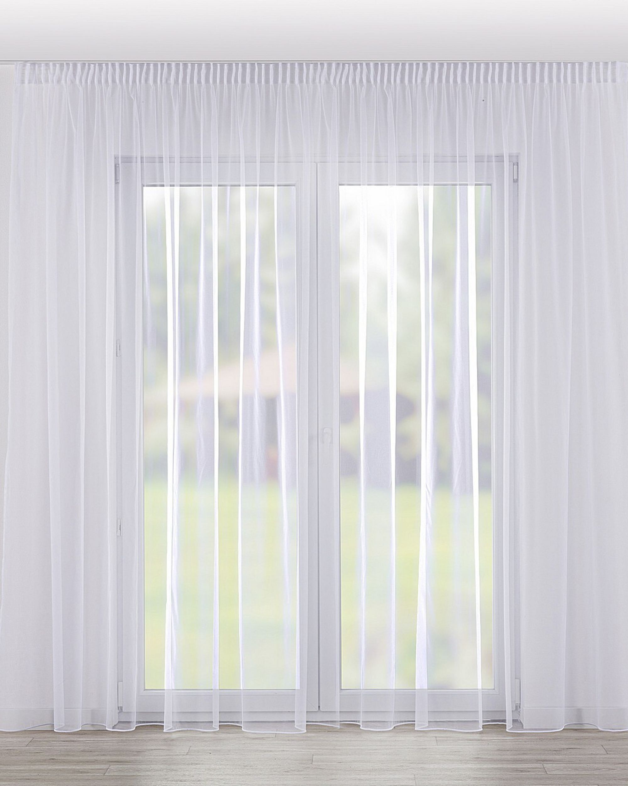 Rideaux en voile sur le ruban fronceur couleur blanc tissu semi-transparent