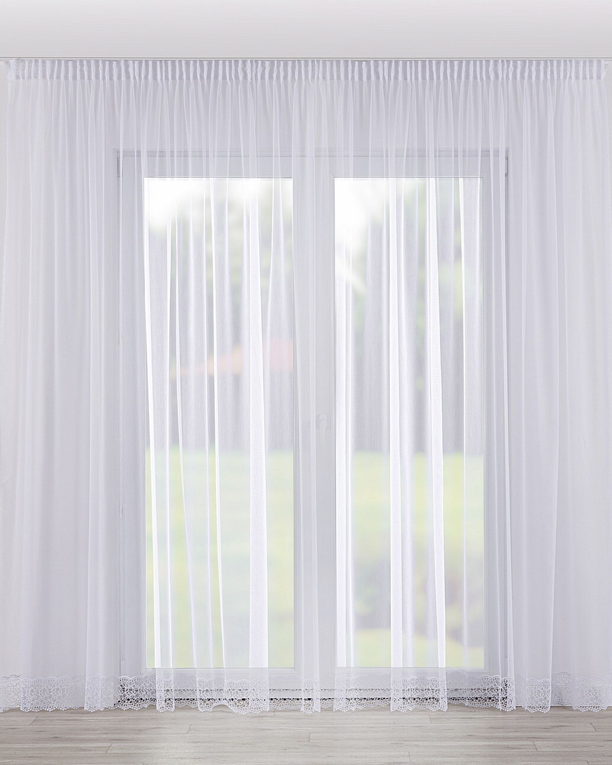 Rideaux en voile sur le ruban fronceur couleur blanc tissu semi-transparent, tresse, à motifs