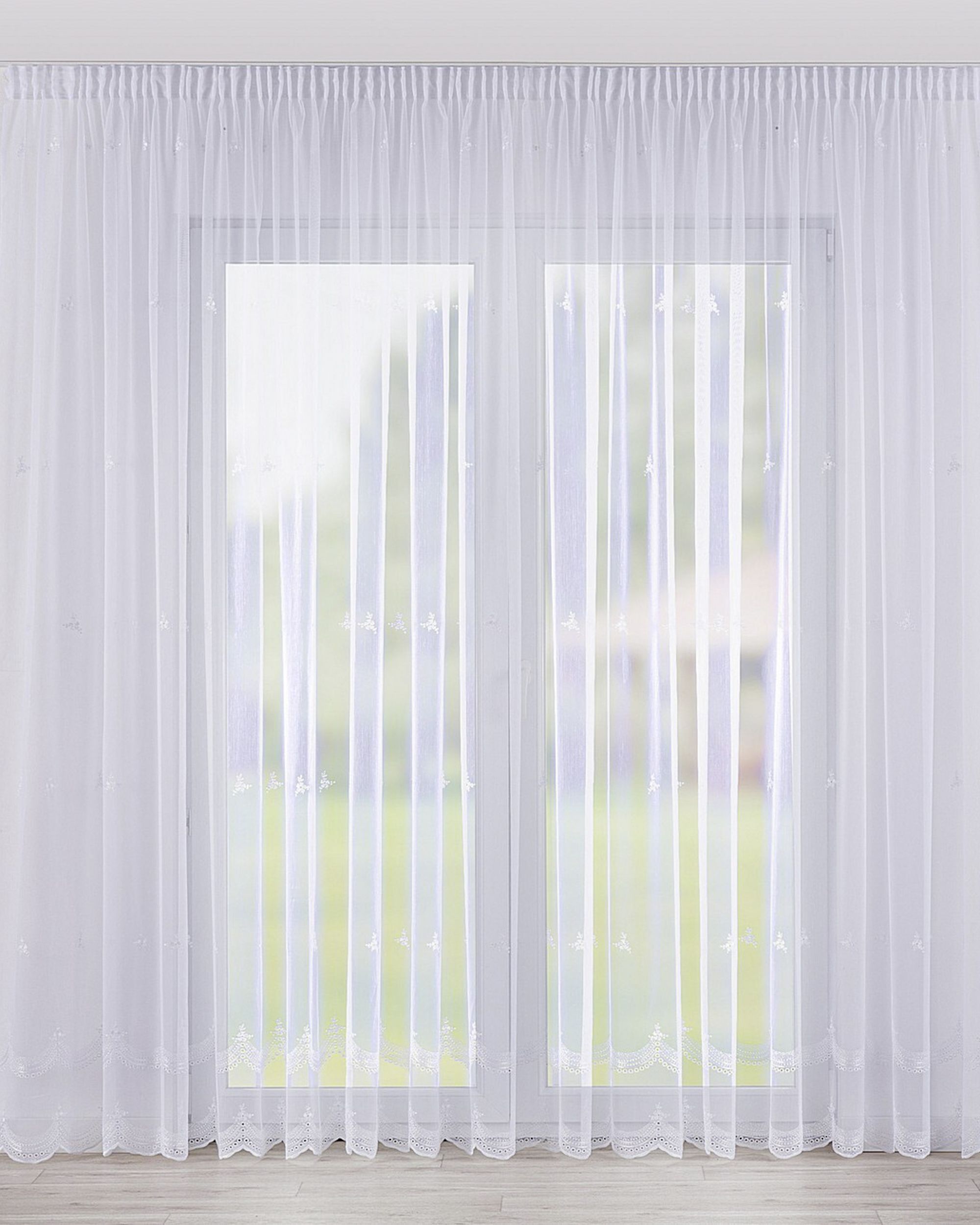 Rideaux en voile sur le ruban fronceur couleur blanc tissu semi-transparent, tresse, à motifs
