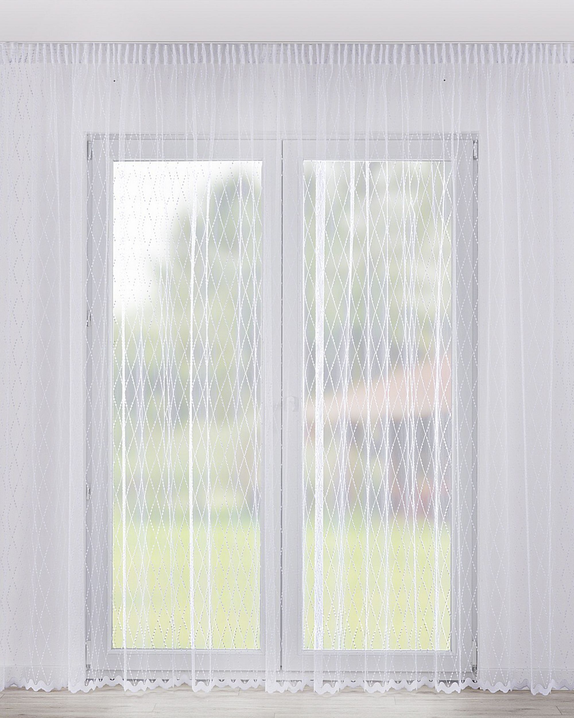 Rideaux en voile sur le ruban fronceur couleur blanc tissu semi-transparent, tresse, à motifs