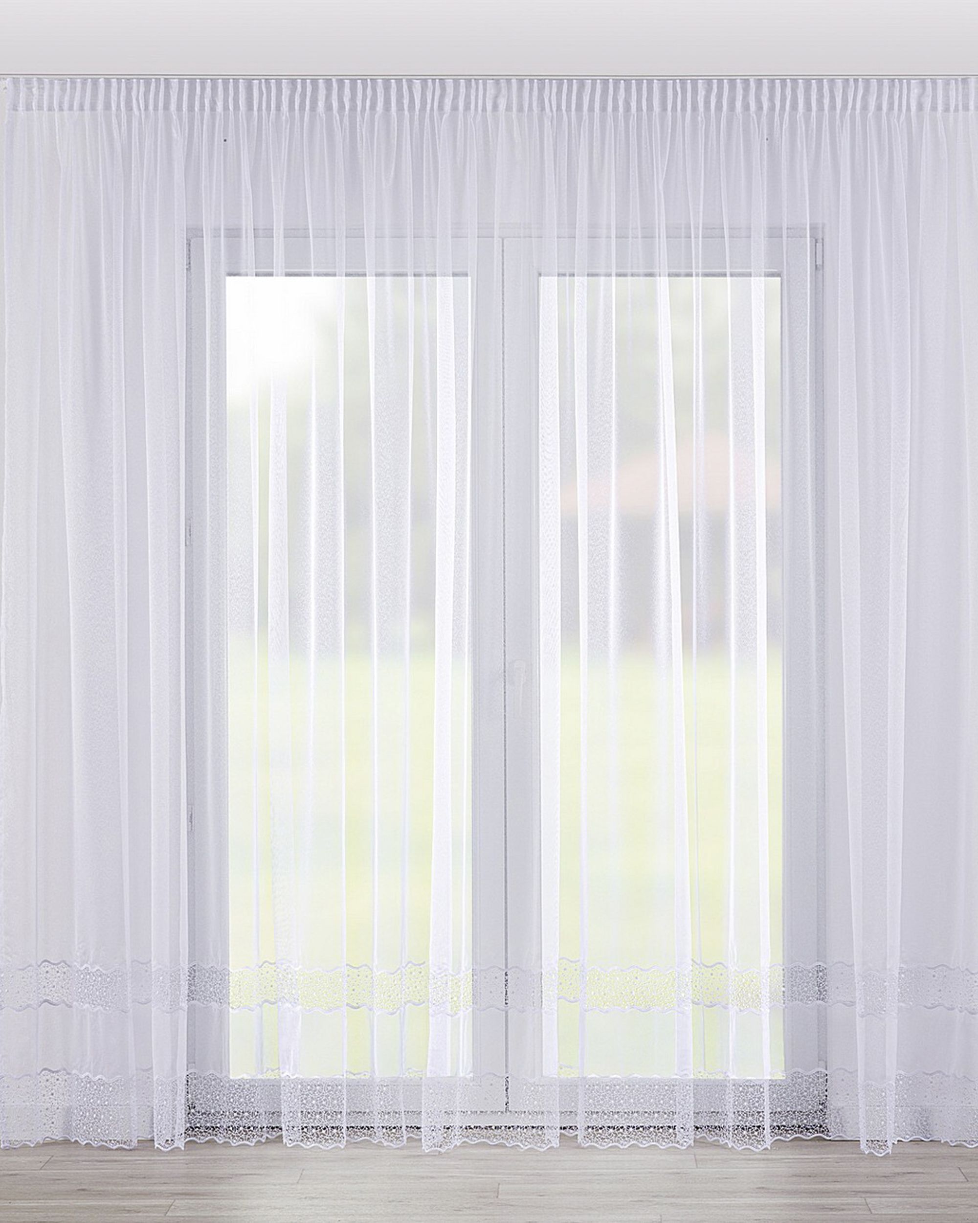 Rideaux en voile sur le ruban fronceur couleur blanc tissu semi-transparent, tresse, à motifs