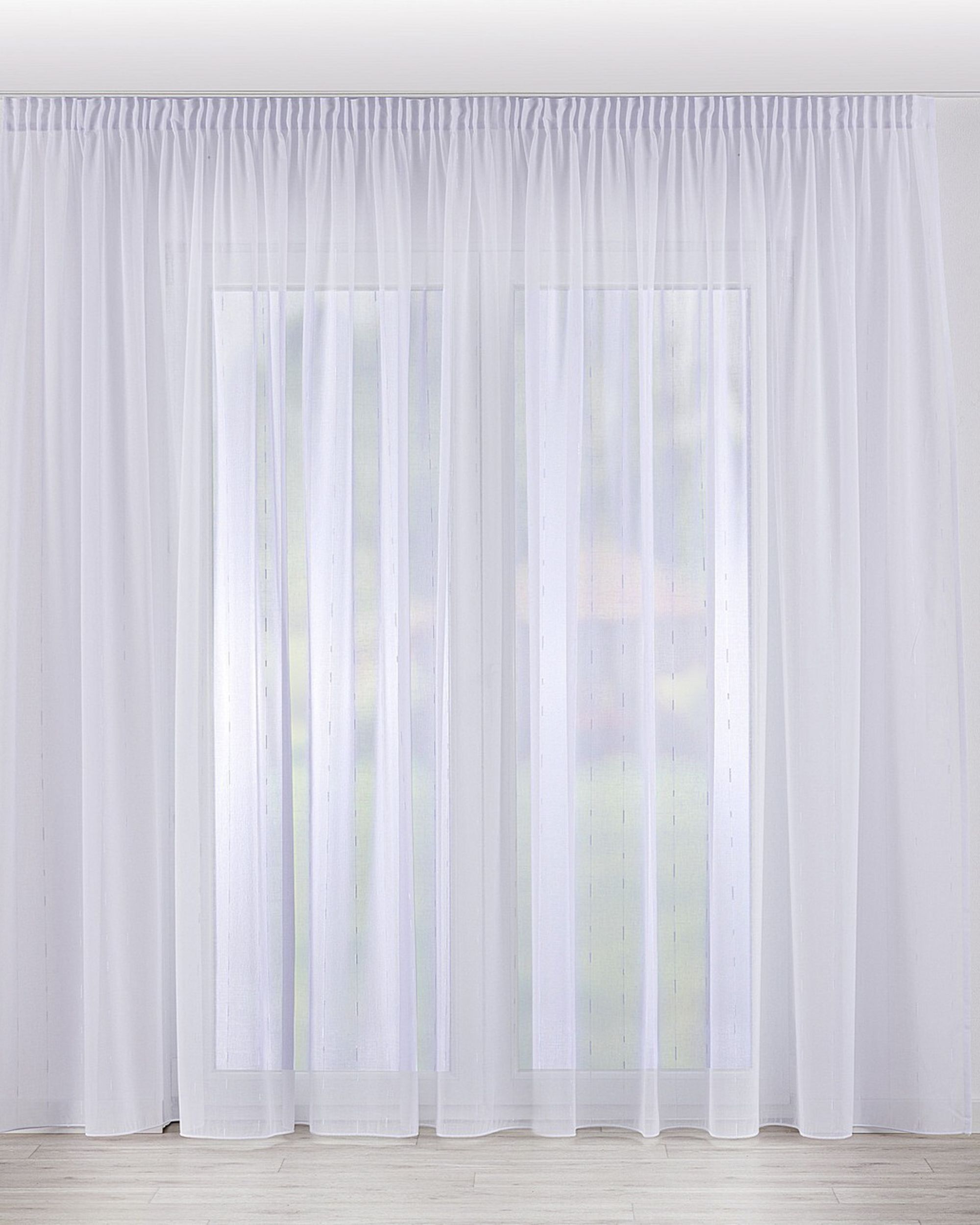 Rideaux en voile sur le ruban fronceur couleur blanc tissu semi-transparent, tresse, à motifs