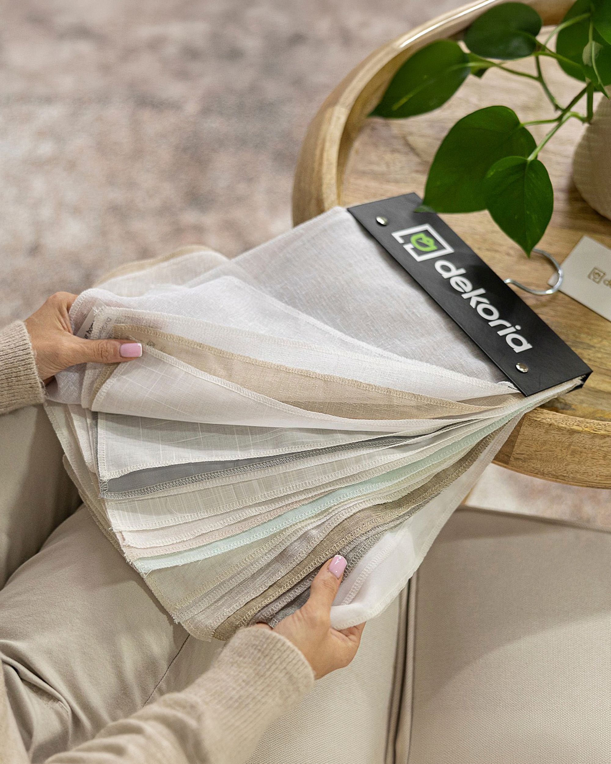 Nuanciers de tissus transparents (hover)